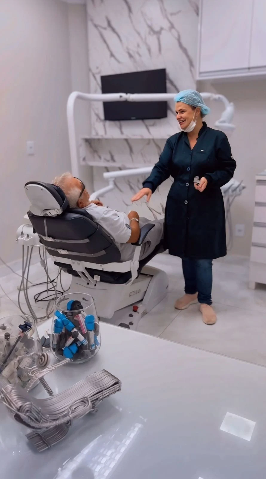 Dra. Roberta em atendimento com paciente